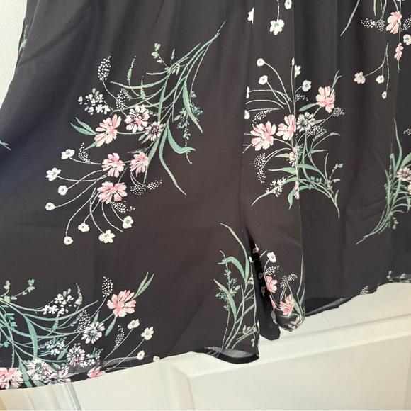 FRANCESCA’S ROMPER. MI AMI FLORAL RUFFLED SHORT ROMPER. LINED. EXCELLENT COND. - Picture 7 of 14